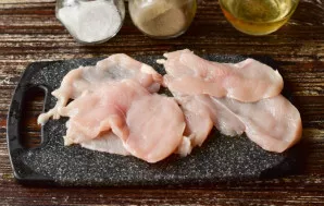 Wash the chicken fillet and chop just like the steaks.