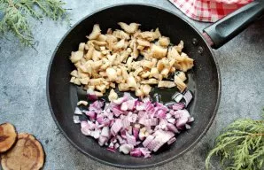 Finely chop the mushrooms and onions and put in a pan with vegetable oil. Salt and fry everything over medium heat for 10-12 minutes unti...