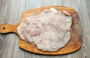 Cut the chicken fillet into a thin layer and beat it.