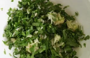 Rinse and dry the greens, chop. Add the squeezed garlic. Peel the bell pepper and cut into thin slices. Cut the cheese into the same strips.