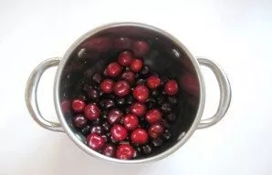 Rinse the tresses and put them in a saucepan with cherries.