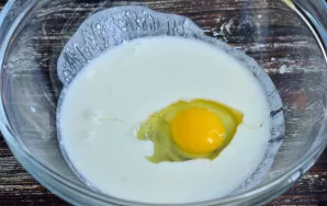 Pour warm kefir into a bowl, beat an egg. Mix well.
