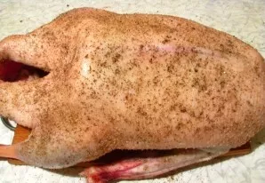 Rub the prepared carcass with a mixture of pepper, coriander and salt. We leave to marinate overnight in the refrigerator.