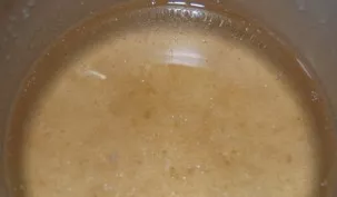 Meanwhile, pour 300 ml of water into a deep bowl and add 40 grams of gelatin. Give gelatin time to swell.