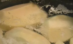 Put the potatoes in a saucepan and pour water, add a tablespoon of salt and, after boiling, cook until tender.