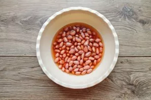 Pour peanuts with one glass of cold water and leave for 5 hours. After a while, drain the water and wash off the peanuts.