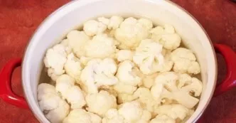 Heat the water in a saucepan and put the cabbage in it for 3 minutes, when the water boils. Then the water must be drained.