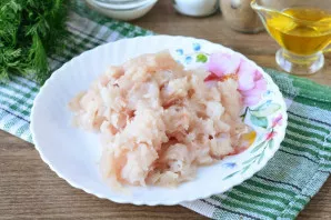 Remove the skin, bones and laxatives of the fish. Cut the fish fillet into small pieces.