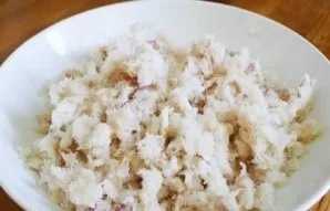 Place the fish pieces in a blender and grind them to a homogeneous mass at high speed.