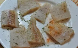 Cut the fillet into portions, salt, sprinkle with other fish seasonings. Soak the fish in spices for about 15 minutes.