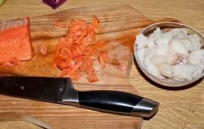 You can use any fish fillet for this dish: pollack, hake, cod. Cut the fish into small pieces.