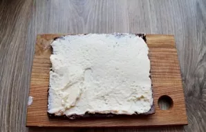 Apply a part of the cream on the cooled sponge cake in an even layer, then cover all the sponge sheets.