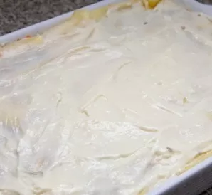 We repeat the same procedure: sheet layer - filling layer - sauce - cheese. Until the ingredients run out (I have 4 layers of lasagna she...
