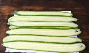 We place them in a row on a paper towel so that it absorbs unnecessary liquid.