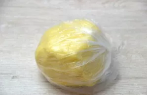 Knead the dough into a ball, transfer to a bag, put in the refrigerator for 30-40 minutes.