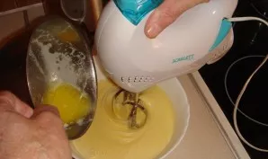 Mix melted butter and beaten eggs with sugar and beat again.