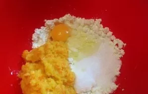 In a bowl, mix cottage cheese, egg, regular and vanilla sugar, salt and chopped orange.