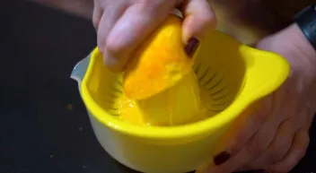 We squeeze the orange juice. Everything must be in separate containers.