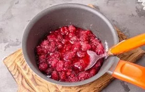 My raspberries were quite soft, after an hour there was a lot of juice. Stir gently with a spoon.
