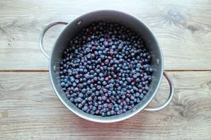 Sort the blueberries, rinse, let the water drain and put them in a saucepan with raspberries.