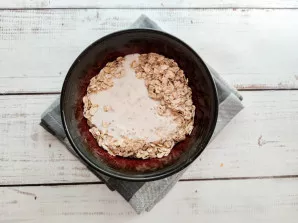 Pour oatmeal with kefir, and put in the refrigerator for 2 hours.
