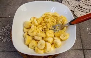 Peel ripe bananas, chop the pulp or break it in a bowl and crush into a puree.