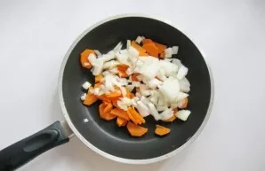 Peel onions and carrots, wash and chop. Put in a pan.