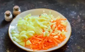 Grate the carrots, cut the onion into cubes, cut the bell pepper into strips.