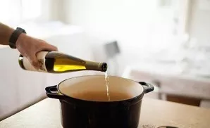Pour the wine into the pot.