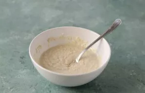 Gradually begin to pour water to the consistency of a thick and sticky dough.