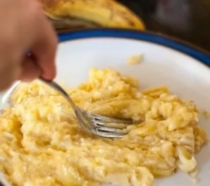 Crush the bananas with a fork and put them in the dough.
