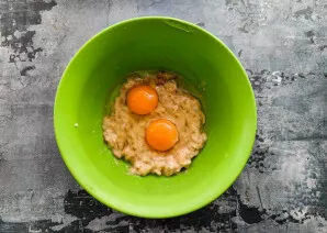 Beat the eggs into bananas and mix well.