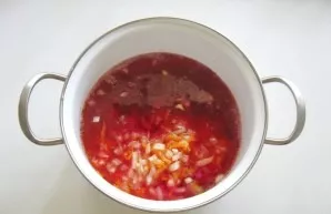 Peel and wash onions and carrots. Finely chop the onion, grate the carrots. Fry onions and carrots in refined oil for 7-8 minutes. Then p...