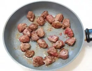 Pour oil into the pan and heat it. Add the lamb and simmer over medium heat for 10 minutes, stirring.