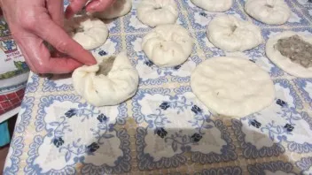 Grease the table with vegetable oil - so the dough will not stick. We form cakes and grease the filling. Minced meat should lie flat, not...