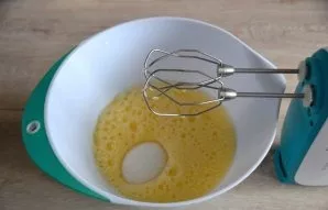 Add sugar, beat with sugar.