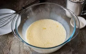 With a whisk, mix all these ingredients vigorously until a homogeneous mass is formed.