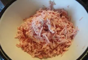 Allow the pancakes to cool, during this time prepare the filling. Grate the sausage.