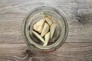 Cut the pear into slices and remove the core. Put the pear slices in a sterilized jar.
