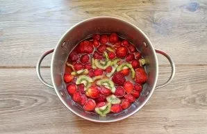 Place the berries and kiwi slices in a saucepan and sprinkle with sugar. Leave at room temperature for 4 hours to allow the berries to re...