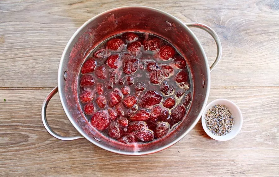 Put strawberries in a bowl with a thick bottom, add sugar and pour strained lavender infusion, mix.