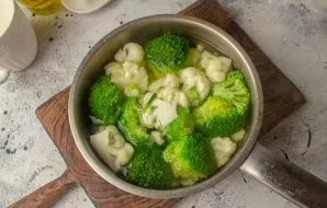 Immerse the prepared cabbage inflorescences in boiling, salted water and boil for 3-4 minutes. After that, put the vegetables in a sieve ...