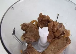 Cook the pork and beef in advance, fry the onion until golden. Put the meat in a blender, chop it together with the fried onions.