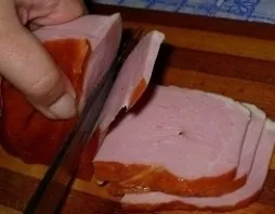 Cut the meat into slices.