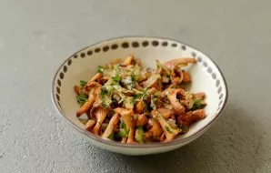 Finely chop the parsley and dill, add to the fried chanterelles with onions.