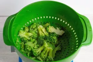 Put the broccoli in boiling salted water and boil for 2-3 minutes. after boiling we pour into a colander.