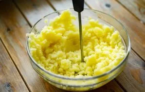 Put boiled potatoes in a bowl, add 1 teaspoon of salt. With a blender, rub all the potatoes into a puree.