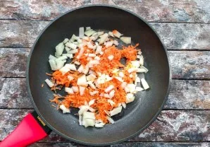 Rinse carrots and onions under running water. Peel the onion and chop finely. Grate carrots on a fine grater. Fry the vegetables in a pan...