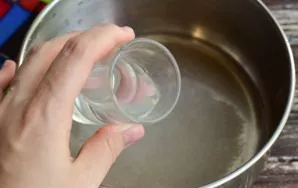 Pour vinegar. Bring the marinade to a boil.