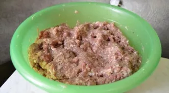 Stir the contents of the bowl well to get a spicy meat filling.